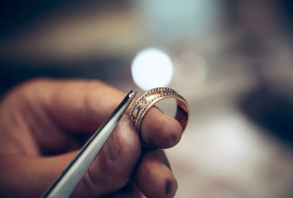 wkładanie diamentu do pierścionka