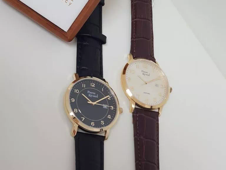 dwa zegarki na skórzanych paskach